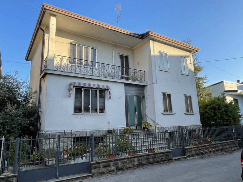 In posizione centrale e tranquilla, proponiamo in vendita casa singola costruita negli anni ’70, ...