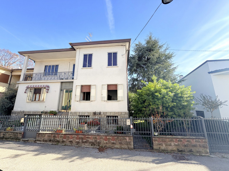 In posizione centrale e tranquilla, proponiamo in vendita casa singola costruita negli anni ’70, ...