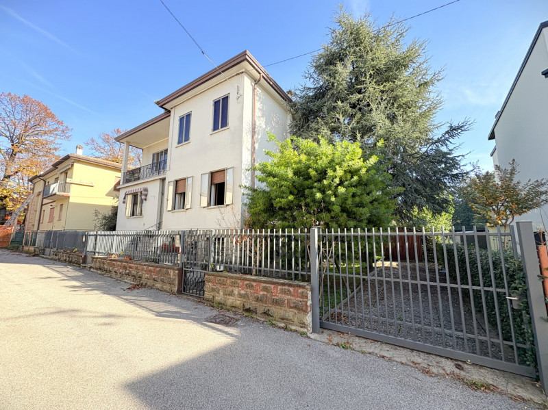 In posizione centrale e tranquilla, proponiamo in vendita casa singola costruita negli anni ’70, ...