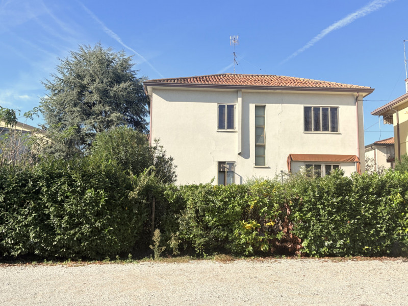 In posizione centrale e tranquilla, proponiamo in vendita casa singola costruita negli anni ’70, ...