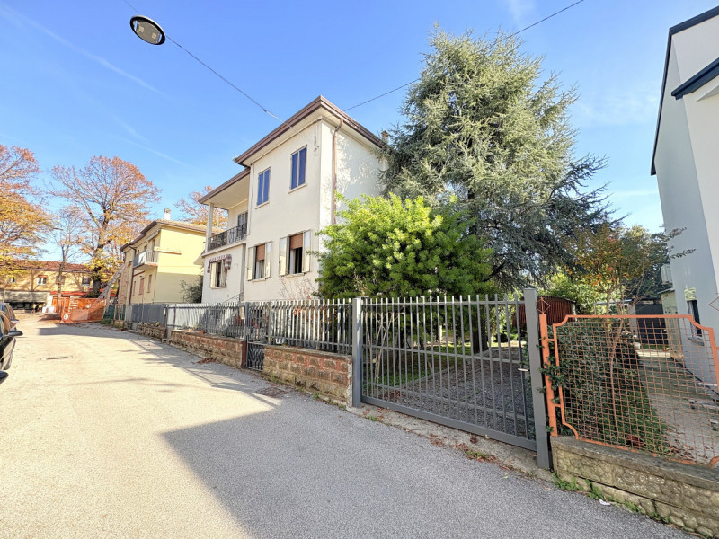 In posizione centrale e tranquilla, proponiamo in vendita casa singola costruita negli anni ’70, ...