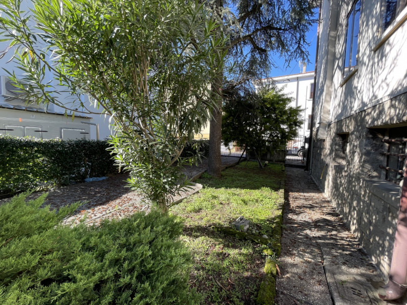 In posizione centrale e tranquilla, proponiamo in vendita casa singola costruita negli anni ’70, ...