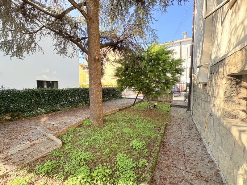 In posizione centrale e tranquilla, proponiamo in vendita casa singola costruita negli anni ’70, ...