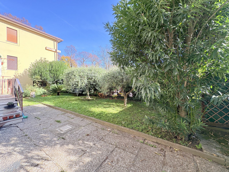 In posizione centrale e tranquilla, proponiamo in vendita casa singola costruita negli anni ’70, ...