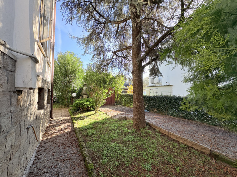 In posizione centrale e tranquilla, proponiamo in vendita casa singola costruita negli anni ’70, ...