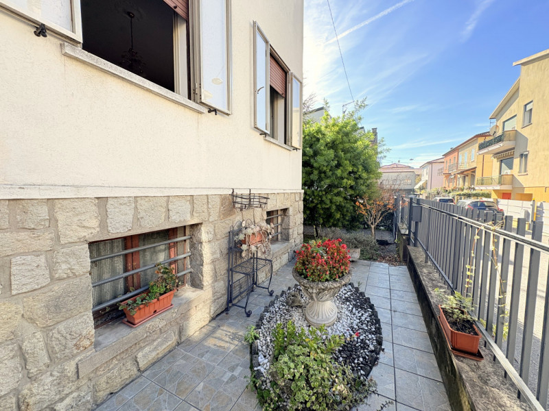 In posizione centrale e tranquilla, proponiamo in vendita casa singola costruita negli anni ’70, ...