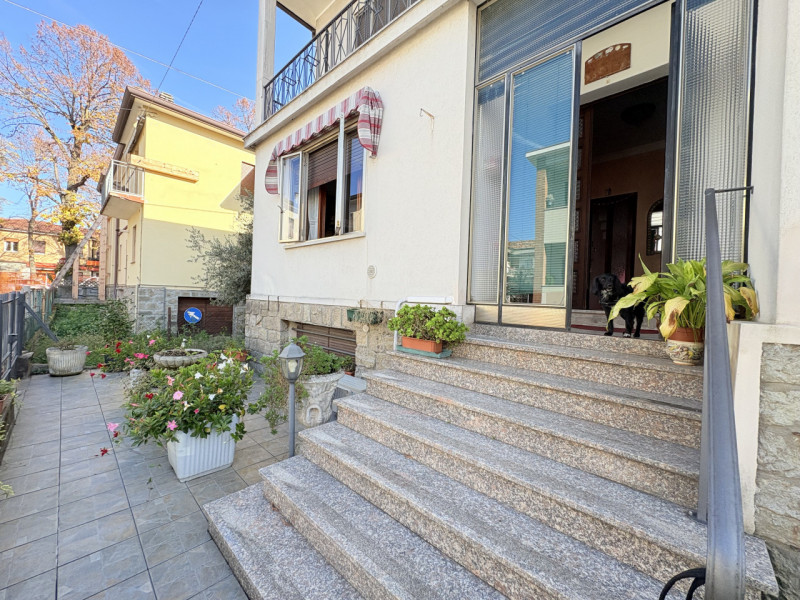 In posizione centrale e tranquilla, proponiamo in vendita casa singola costruita negli anni ’70, ...