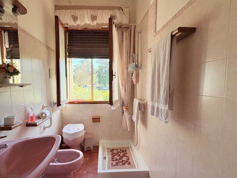 In posizione centrale e tranquilla, proponiamo in vendita casa singola costruita negli anni ’70, ...