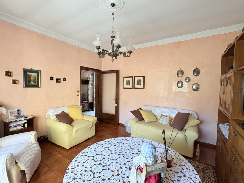 In posizione centrale e tranquilla, proponiamo in vendita casa singola costruita negli anni ’70, ...