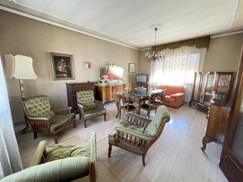 In posizione centrale e tranquilla, proponiamo in vendita casa singola costruita negli anni ’70, ...