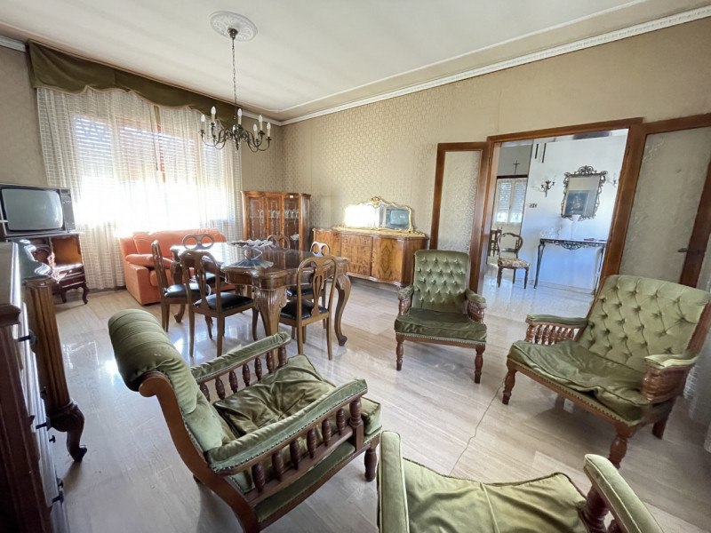 In posizione centrale e tranquilla, proponiamo in vendita casa singola costruita negli anni ’70, ...