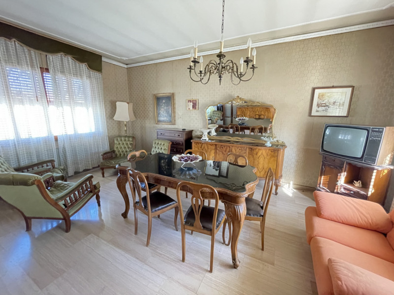 In posizione centrale e tranquilla, proponiamo in vendita casa singola costruita negli anni ’70, ...