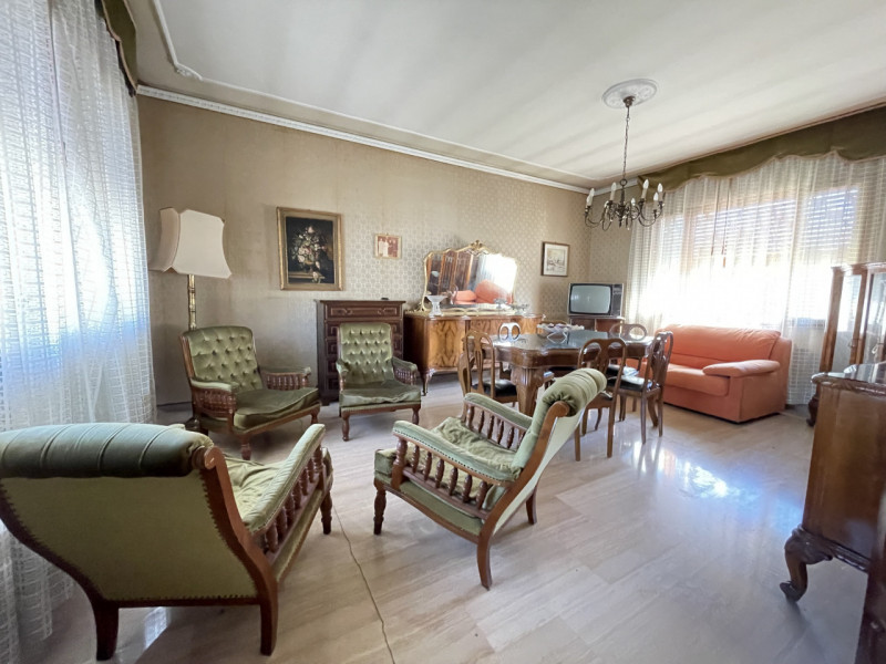 In posizione centrale e tranquilla, proponiamo in vendita casa singola costruita negli anni ’70, ...