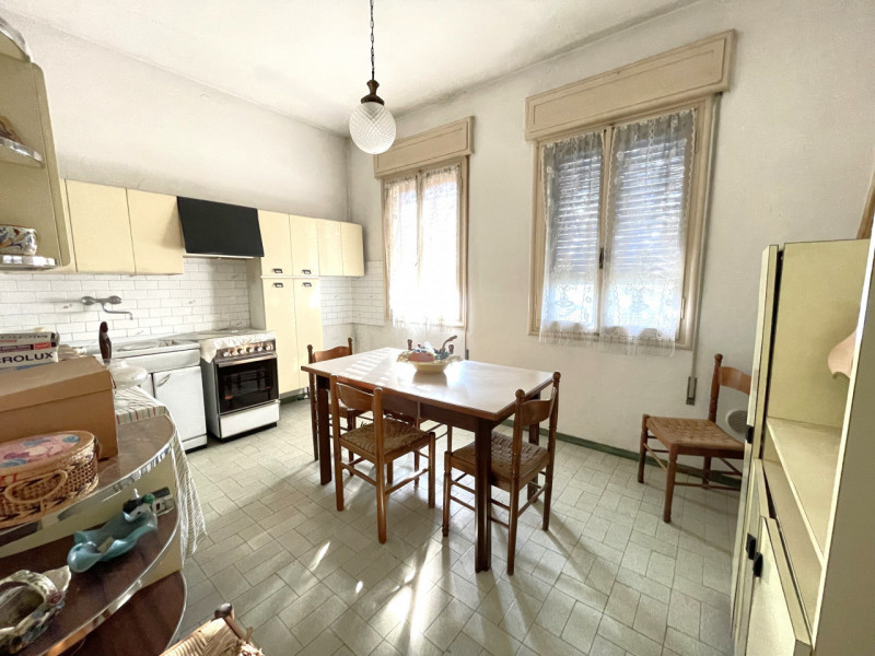 In posizione centrale e tranquilla, proponiamo in vendita casa singola costruita negli anni ’70, ...