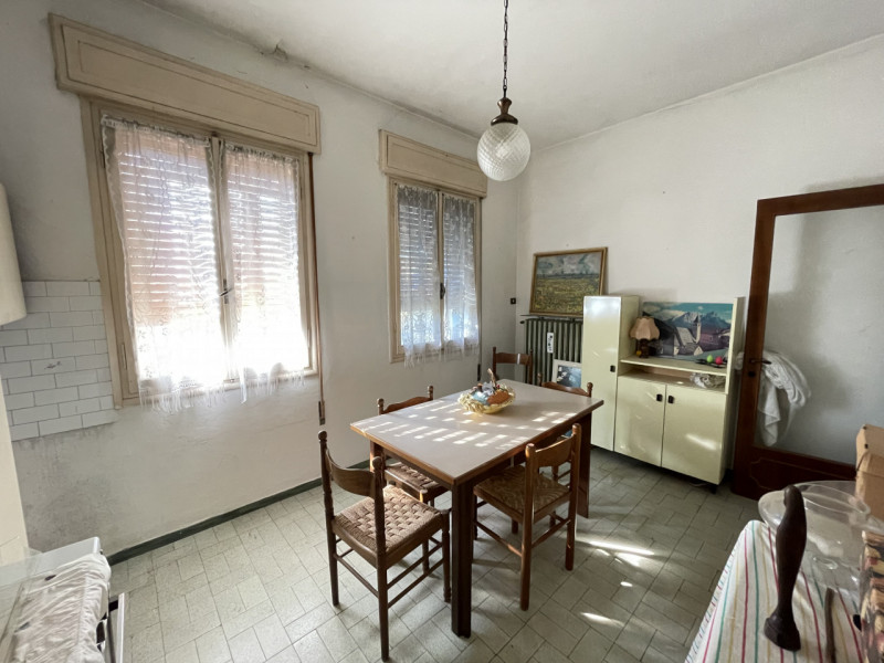 In posizione centrale e tranquilla, proponiamo in vendita casa singola costruita negli anni ’70, ...