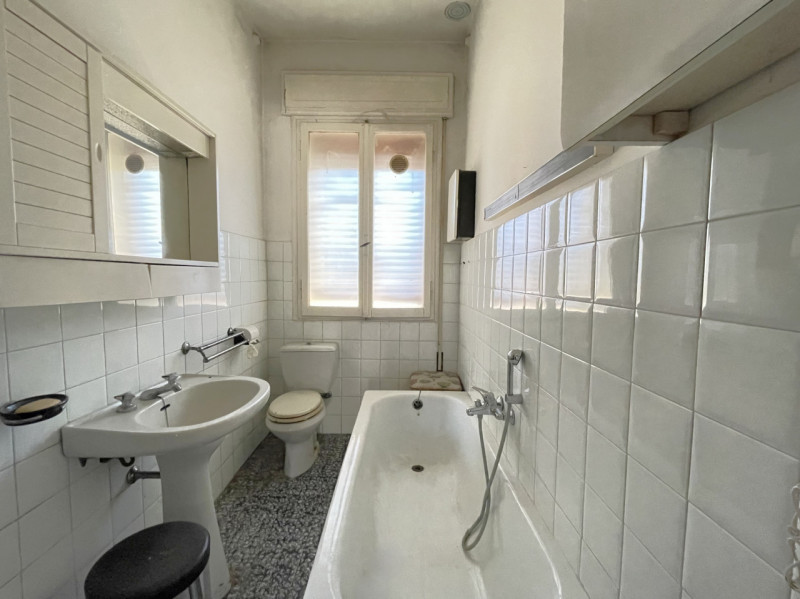 In posizione centrale e tranquilla, proponiamo in vendita casa singola costruita negli anni ’70, ...