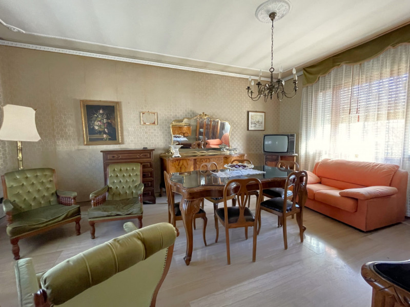 In posizione centrale e tranquilla, proponiamo in vendita casa singola costruita negli anni ’70, ...