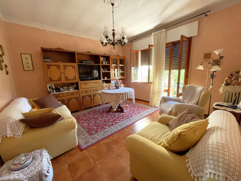 In posizione centrale e tranquilla, proponiamo in vendita casa singola costruita negli anni ’70, ...