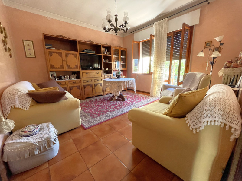 In posizione centrale e tranquilla, proponiamo in vendita casa singola costruita negli anni ’70, ...