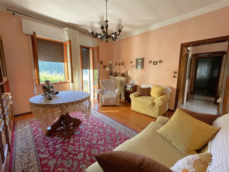 In posizione centrale e tranquilla, proponiamo in vendita casa singola costruita negli anni ’70, ...