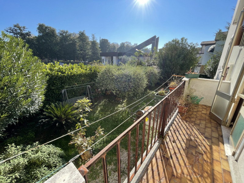 In posizione centrale e tranquilla, proponiamo in vendita casa singola costruita negli anni ’70, ...