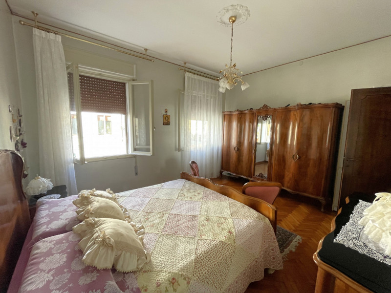 In posizione centrale e tranquilla, proponiamo in vendita casa singola costruita negli anni ’70, ...