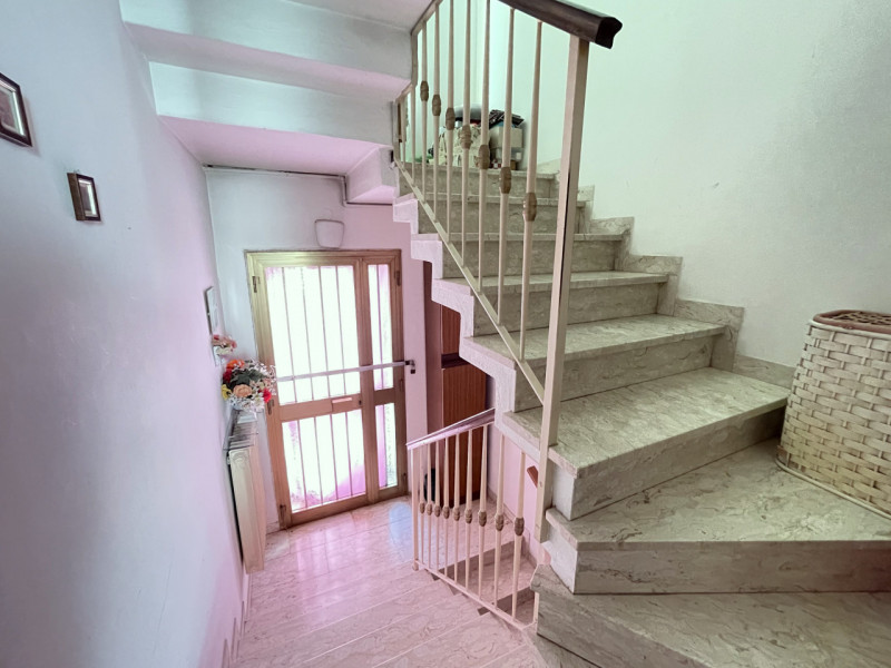 In posizione centrale e tranquilla, proponiamo in vendita casa singola costruita negli anni ’70, ...