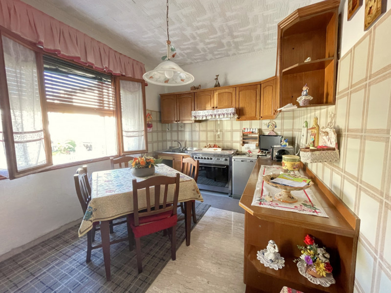 In posizione centrale e tranquilla, proponiamo in vendita casa singola costruita negli anni ’70, ...