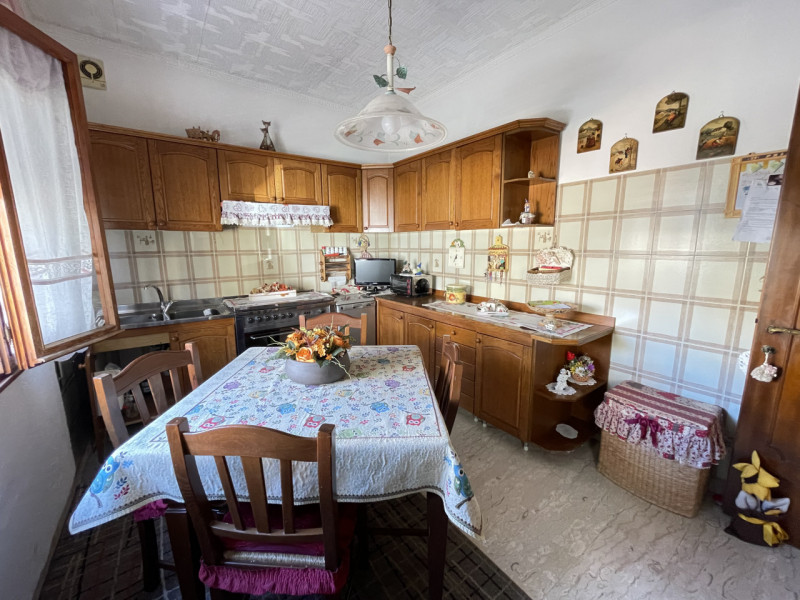 In posizione centrale e tranquilla, proponiamo in vendita casa singola costruita negli anni ’70, ...