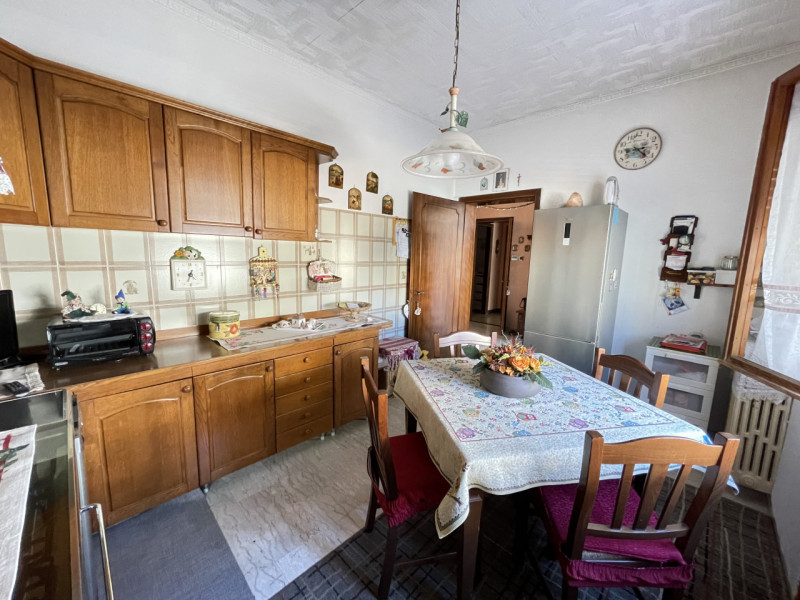 In posizione centrale e tranquilla, proponiamo in vendita casa singola costruita negli anni ’70, ...