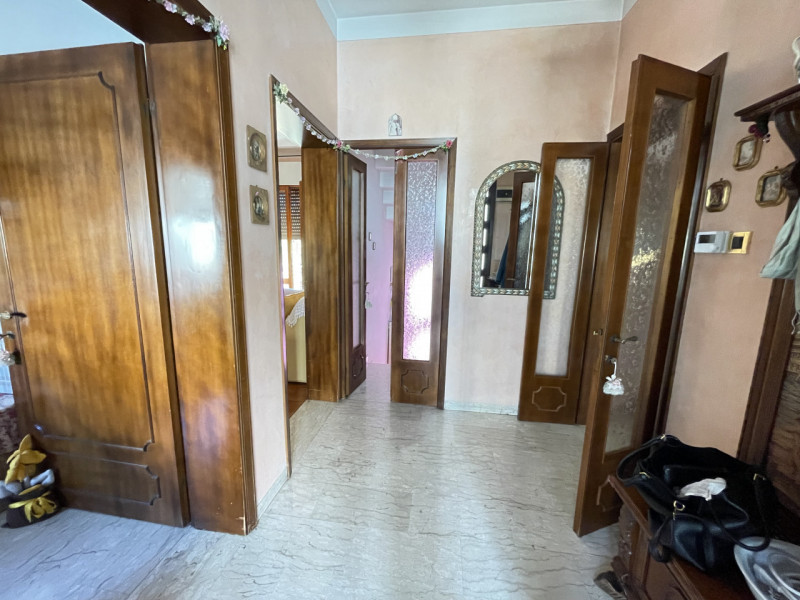 In posizione centrale e tranquilla, proponiamo in vendita casa singola costruita negli anni ’70, ...