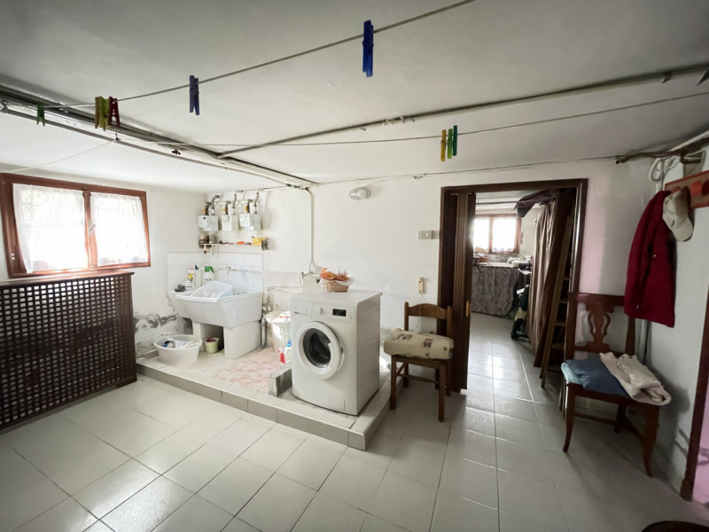 In posizione centrale e tranquilla, proponiamo in vendita casa singola costruita negli anni ’70, ...