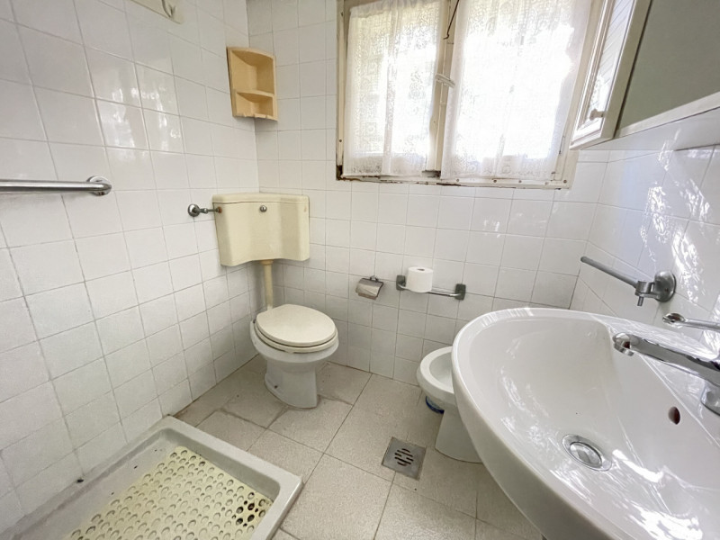 In posizione centrale e tranquilla, proponiamo in vendita casa singola costruita negli anni ’70, ...