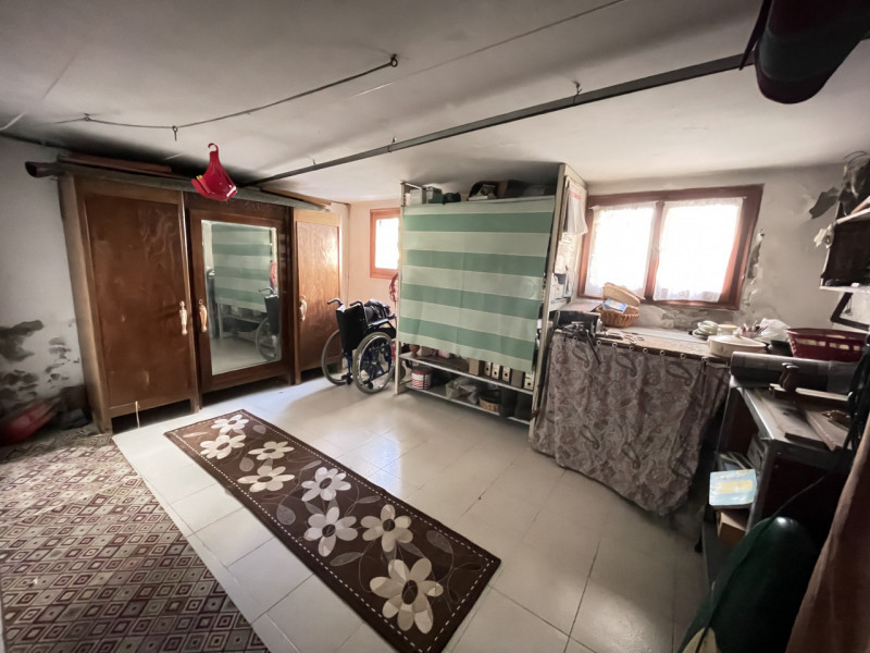 In posizione centrale e tranquilla, proponiamo in vendita casa singola costruita negli anni ’70, ...