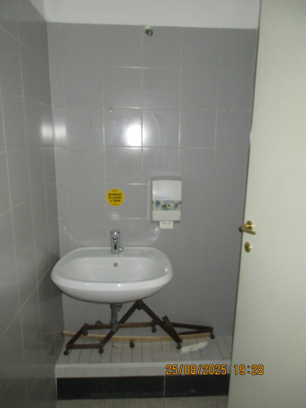 Proponiamo in vendita negozio vetrinato, con vetrina nuova, di 55 mq fronte strada di alto passag...