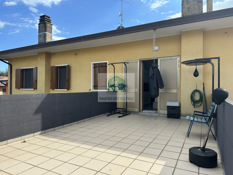 Scopri questo affascinante appartamento trilocale situato nel cuore di Villorba, una delle zone p...