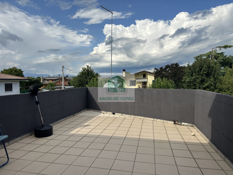 Scopri questo affascinante appartamento trilocale situato nel cuore di Villorba, una delle zone p...