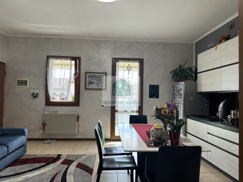 Scopri questo affascinante appartamento trilocale situato nel cuore di Villorba, una delle zone p...