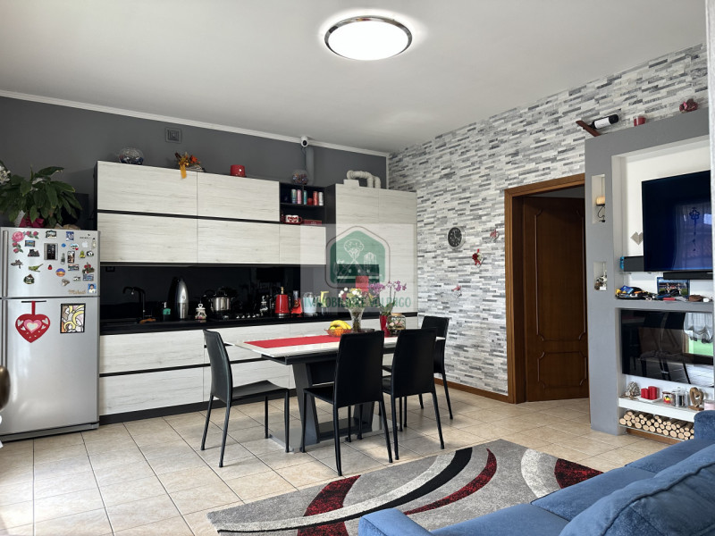 Scopri questo affascinante appartamento trilocale situato nel cuore di Villorba, una delle zone p...