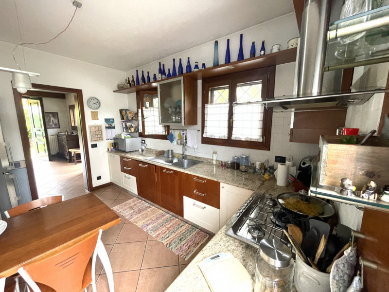 Scoprite questa splendida bifamiliare situata nel cuore di San Domenico, una zona residenziale es...