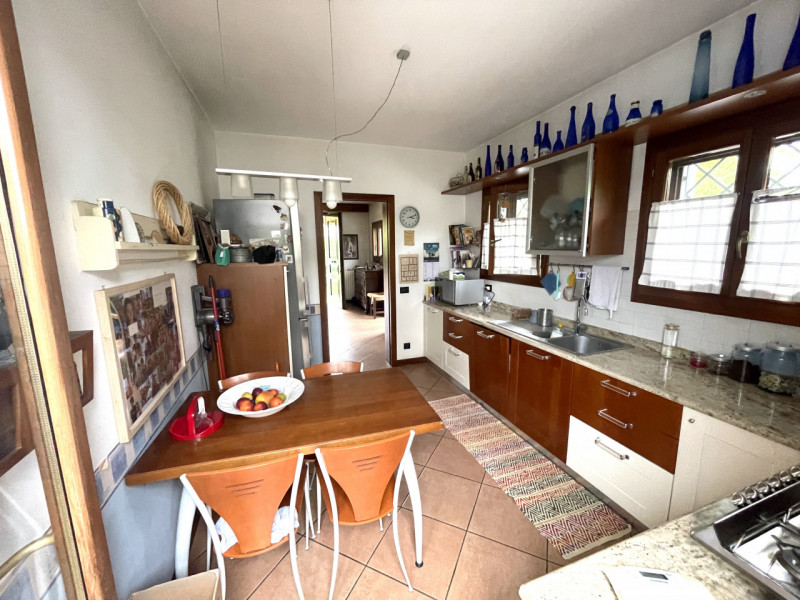 Scoprite questa splendida bifamiliare situata nel cuore di San Domenico, una zona residenziale es...