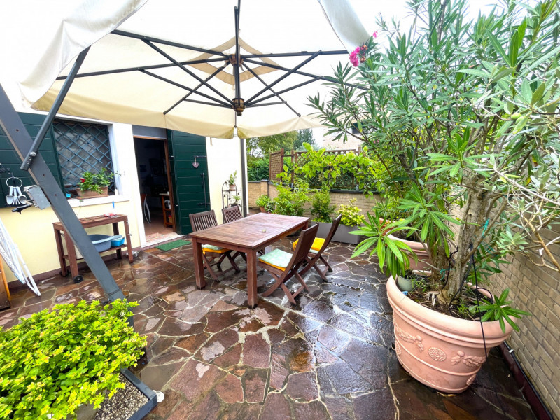 Scoprite questa splendida bifamiliare situata nel cuore di San Domenico, una zona residenziale es...