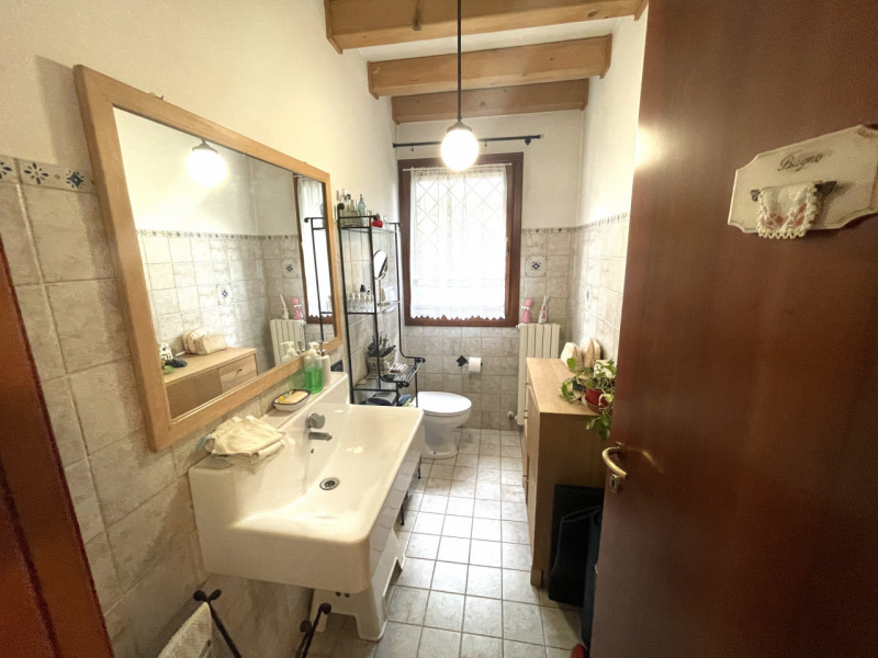 Scoprite questa splendida bifamiliare situata nel cuore di San Domenico, una zona residenziale es...