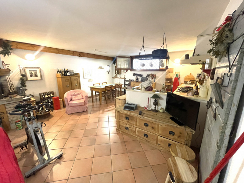 Scoprite questa splendida bifamiliare situata nel cuore di San Domenico, una zona residenziale es...