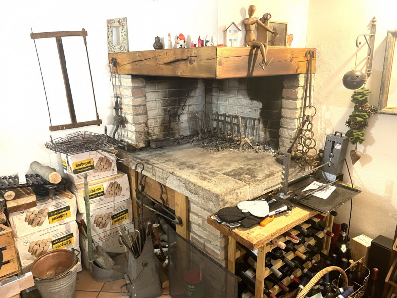 Scoprite questa splendida bifamiliare situata nel cuore di San Domenico, una zona residenziale es...