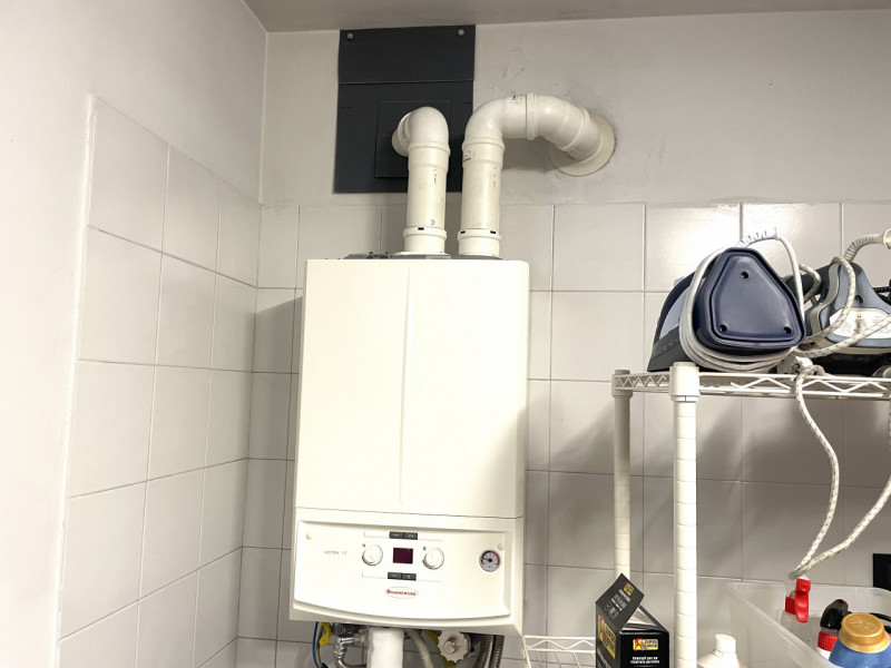 Scoprite questa splendida bifamiliare situata nel cuore di San Domenico, una zona residenziale es...