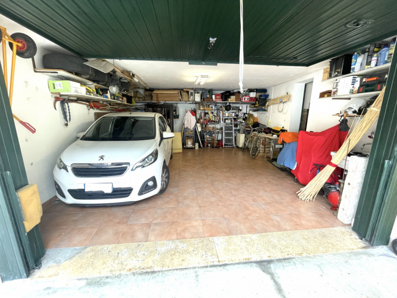 Scoprite questa splendida bifamiliare situata nel cuore di San Domenico, una zona residenziale es...