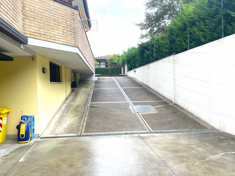 Scoprite questa splendida bifamiliare situata nel cuore di San Domenico, una zona residenziale es...