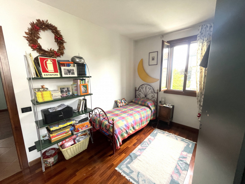 Scoprite questa splendida bifamiliare situata nel cuore di San Domenico, una zona residenziale es...