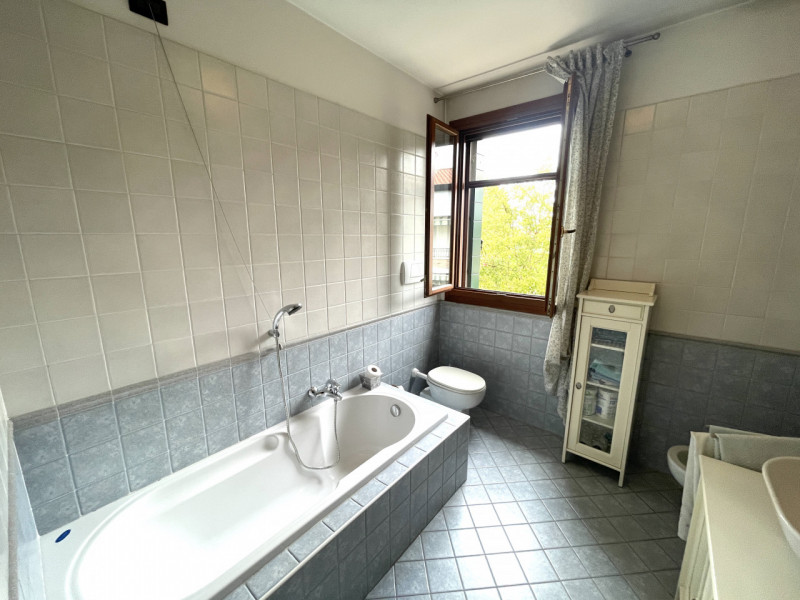 Scoprite questa splendida bifamiliare situata nel cuore di San Domenico, una zona residenziale es...